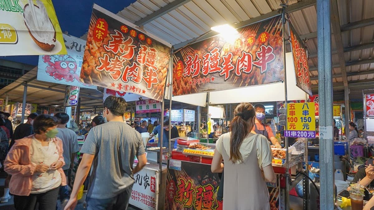 新疆羊肉串的烤台放了滿滿的串燒食材（圖片來源：緹雅瑪 美食旅遊趣）