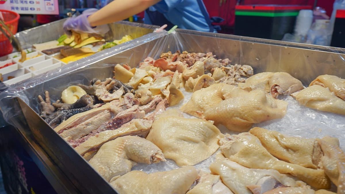 鹹水雞攤各部位雞肉、蔬菜通通有。（圖片來源：緹雅瑪 美食旅遊趣）