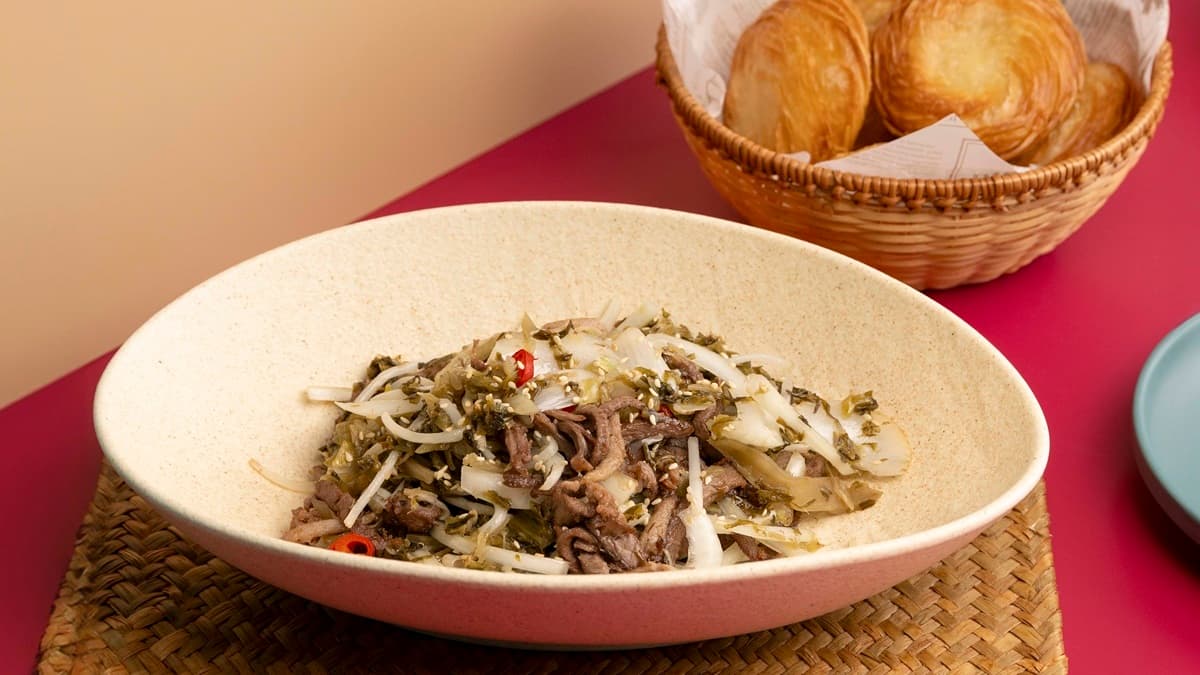 「酸菜鴨肉絲夾饃」是高雄店限定的吃法。（圖片來源：漢來美食）