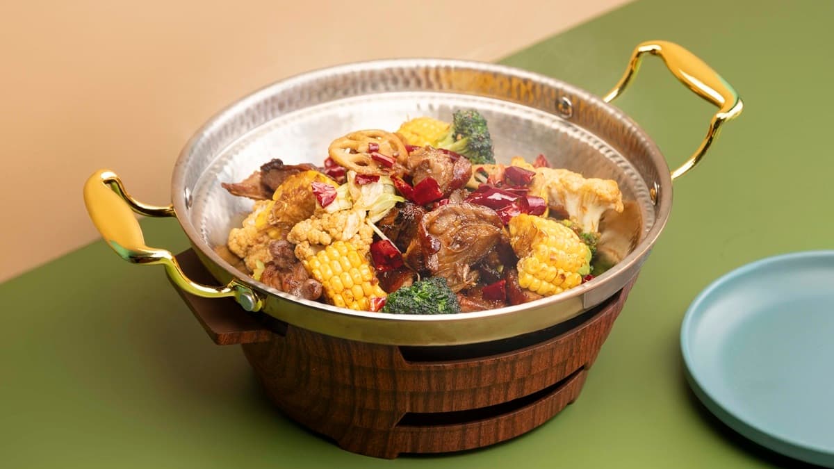 「乾鍋麻辣冒菜鴨」鮮辣惹味，也只有在高雄店才吃得到。（圖片來源：漢來美食）