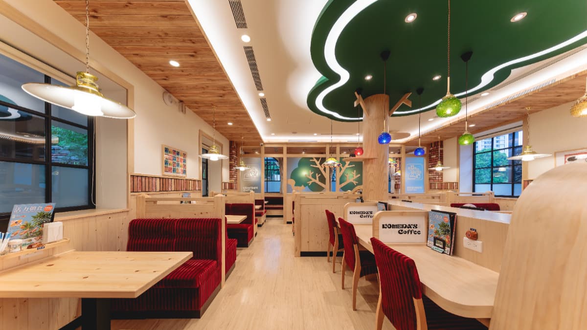 店內加入樹林意象和可愛的松鼠裝飾，營造出童話森林小屋般的氛圍。（圖片來源：客美多咖啡）