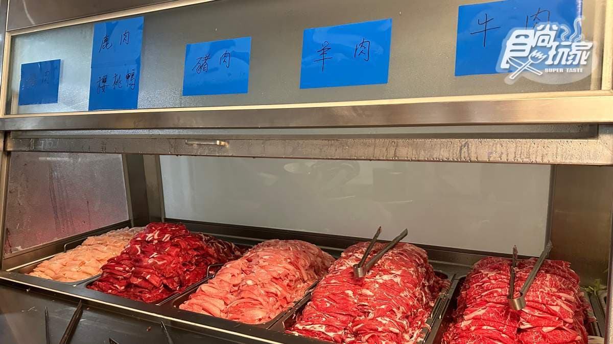 櫥窗裡提供６種肉片任你夾，除了常見的牛、雞、豬、羊肉，甚至還有少見的鹿肉和櫻桃鴨！