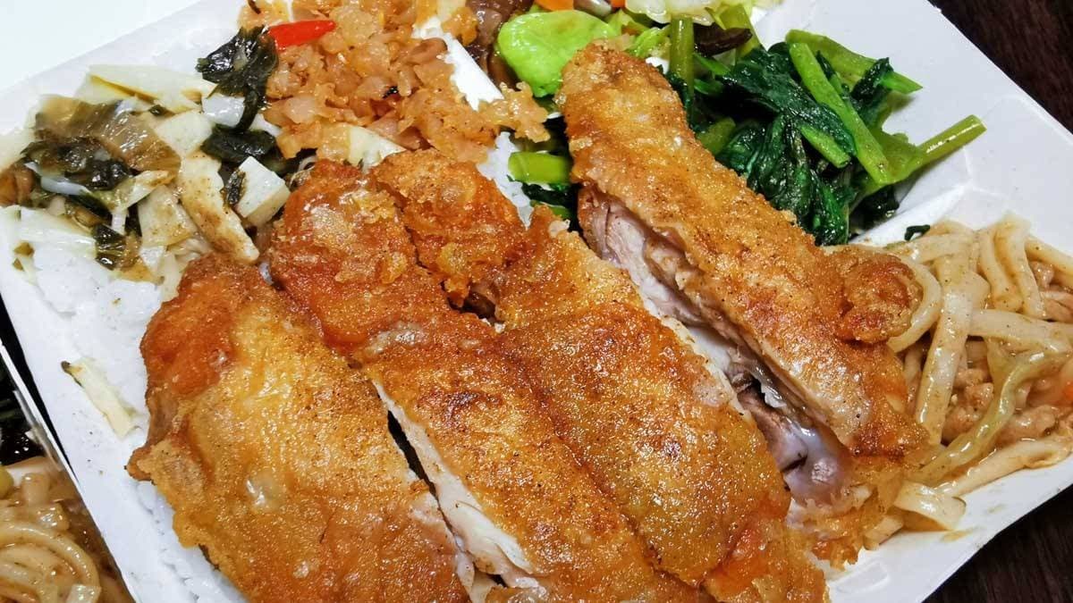 「炸雞腿飯」雞腿肉挺厚實的，口感軟嫩又多汁。（圖片來源：阿綿吃Fun最大）