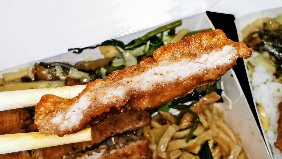 「炸排骨飯」肉質微彈，外皮有點甜甜的好好吃。（圖片來源：阿綿吃Fun最大）