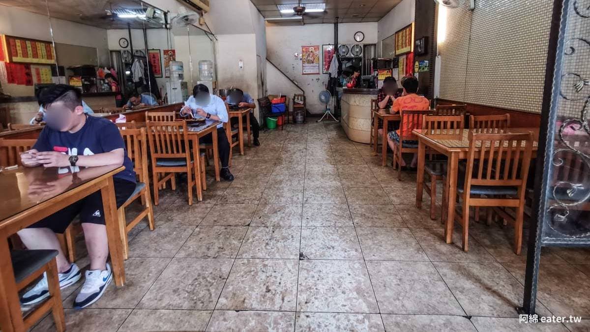 店內有提供簡單的用餐空間。（圖片來源：阿綿吃Fun最大）