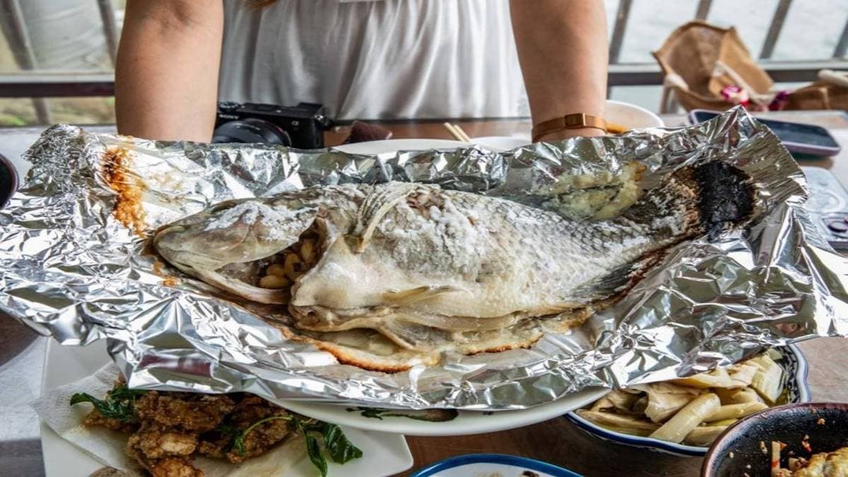 招牌就是現撈現殺的各式魚料理，有鹽烤魚、酸菜魚等選擇。（圖片來源：大手牽小手。玩樂趣）