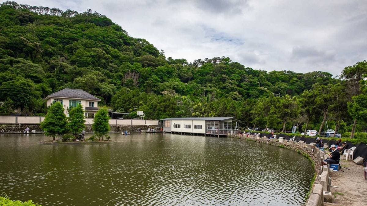 餐廳是低調矗立在魚池旁的鐵皮屋，沒有招牌、僅有路標。（圖片來源：大手牽小手。玩樂趣）