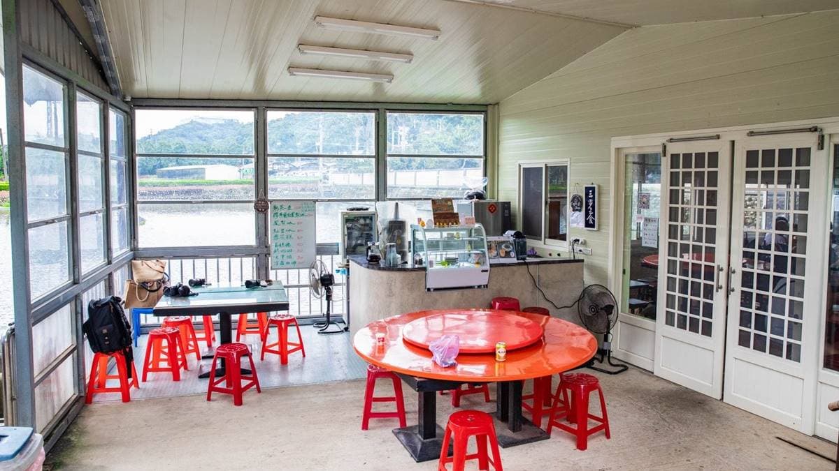 鐵皮屋室內室外都有座位，還能欣賞靜謐景觀。（圖片來源：大手牽小手。玩樂趣）