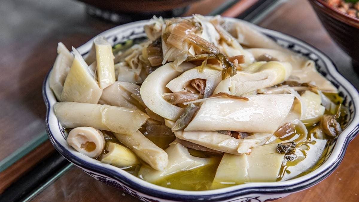 「客家燜筍」沒有太多調味卻很好吃，吃得到筍子的清甜爽脆。（圖片來源：大手牽小手。玩樂趣）
