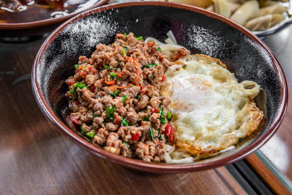 龍潭隱藏版「水上客家菜」！老饕最愛現撈仔鮮魚，客家悶筍、梅干扣肉都必點