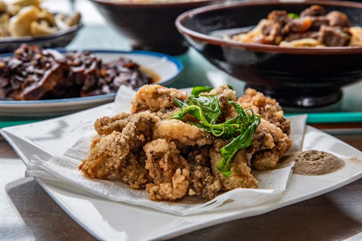龍潭隱藏版「水上客家菜」！老饕最愛現撈仔鮮魚，客家悶筍、梅干扣肉都必點