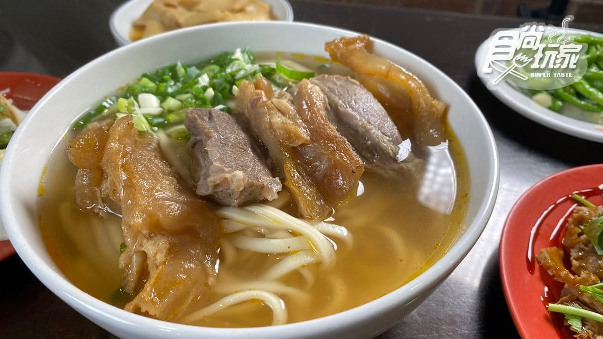 「清燉半筋半肉麵」湯頭清澈，牛骨香氣濃郁。