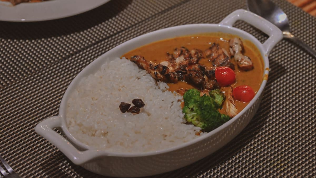 「椰香咖哩雞肉飯」雞腿肉很嫩，外皮略帶焦香。（圖片來源：莓姬貝利食事旅行）