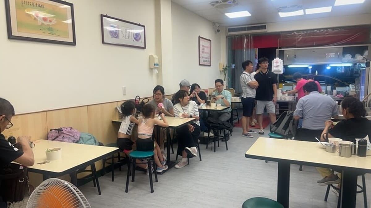 用餐時間人潮眾多、座無虛席，是很受歡迎的小吃店。（圖片來源：小美很愛嚐）