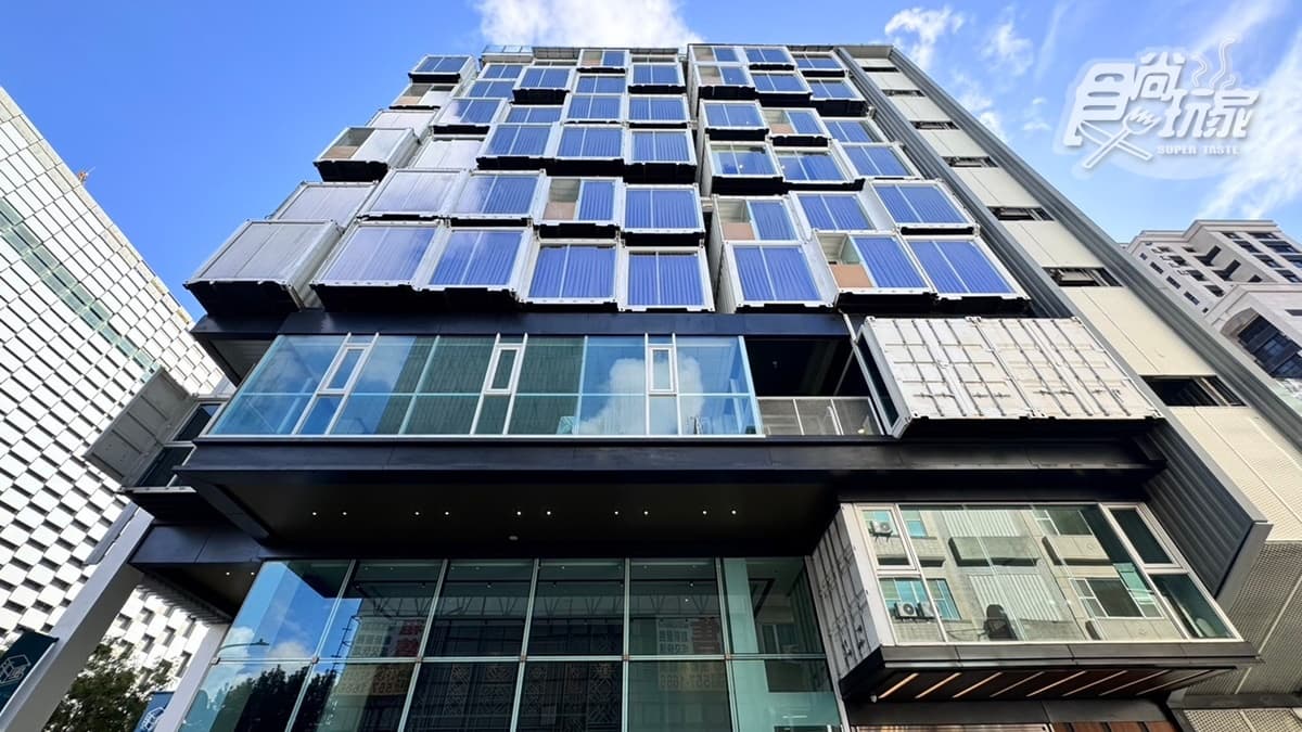 建築外觀以貨櫃、海洋外型打造港都意象。