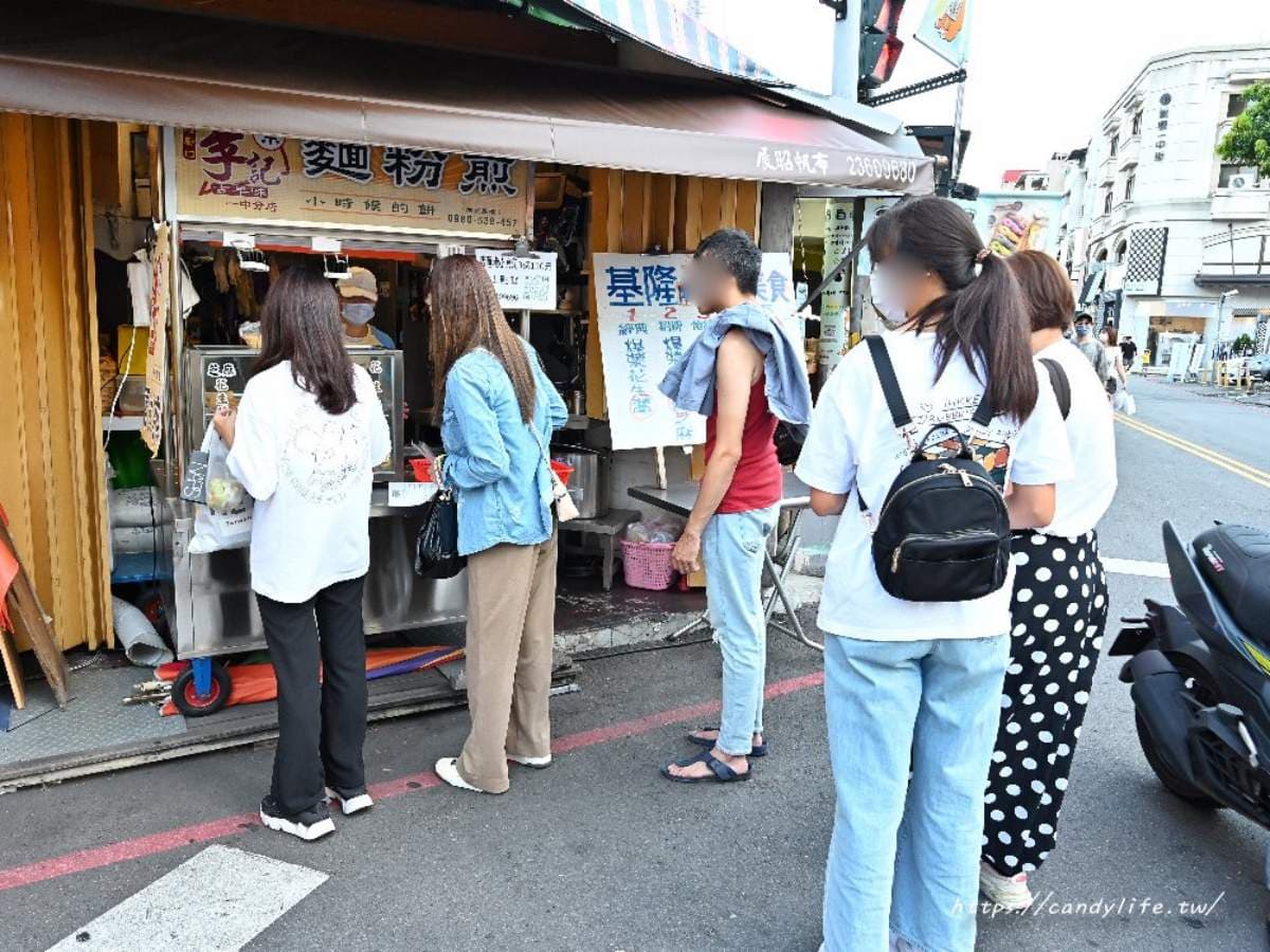 基隆廟口「爆漿麵粉煎」插旗一中街！花生醬炸出鹹香四溢，還有香甜Oreo口味