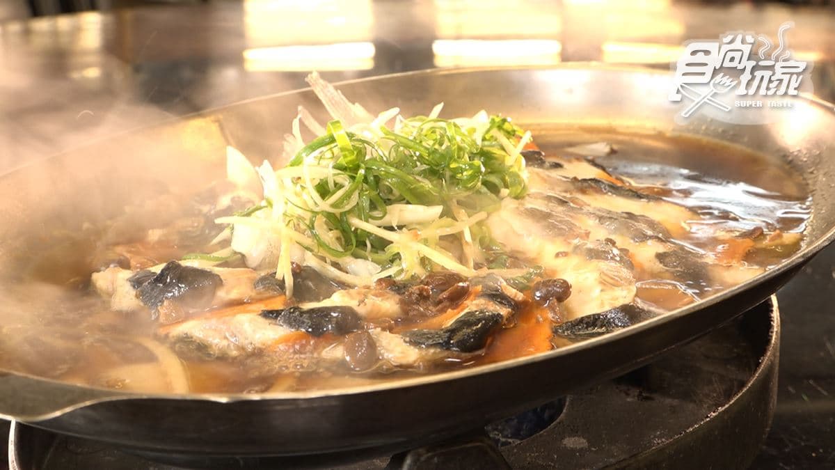 「清蒸筍殼魚」的醬汁凸顯出魚的鮮味與甜味。