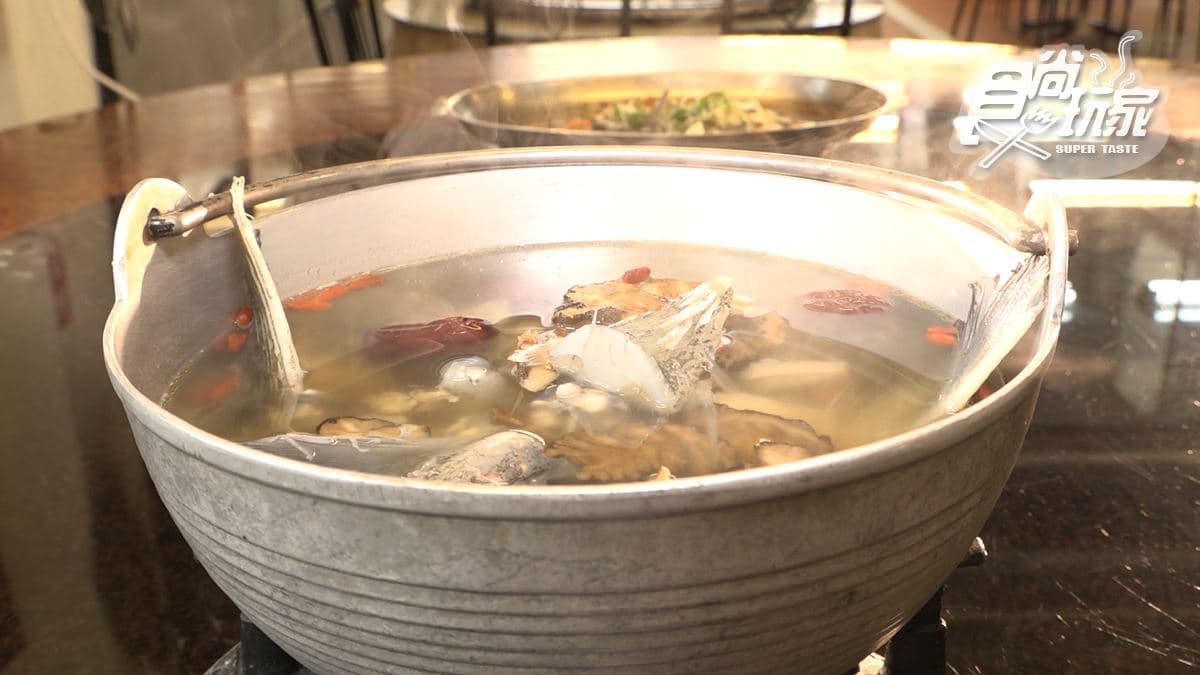 「藥膳鱘龍魚湯」頭尾適合煮湯，因為膠質豐富。