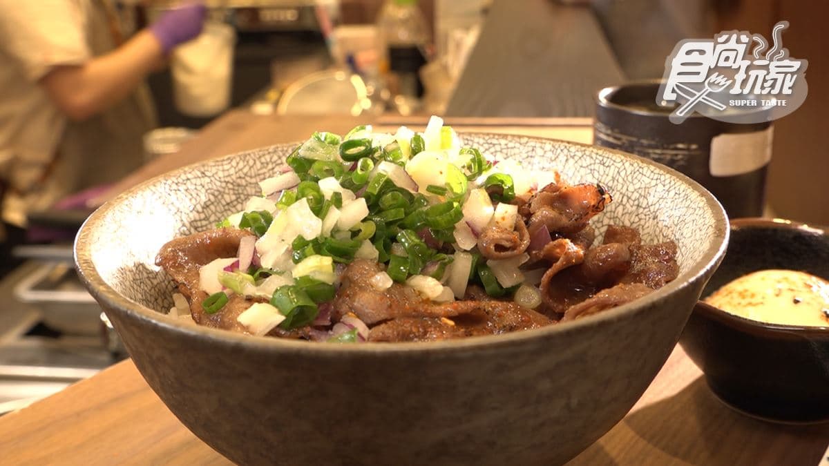 「蔥鹽牛舌丼飯」醬汁偏甜，上面撒有唐辛子，滿開胃的。