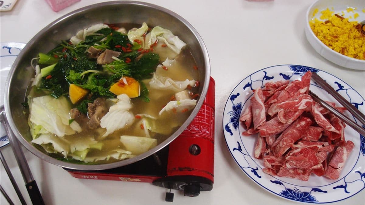 羊肉爐的羊肉給得不小氣。（圖片來源：達人Emily的播報台）
