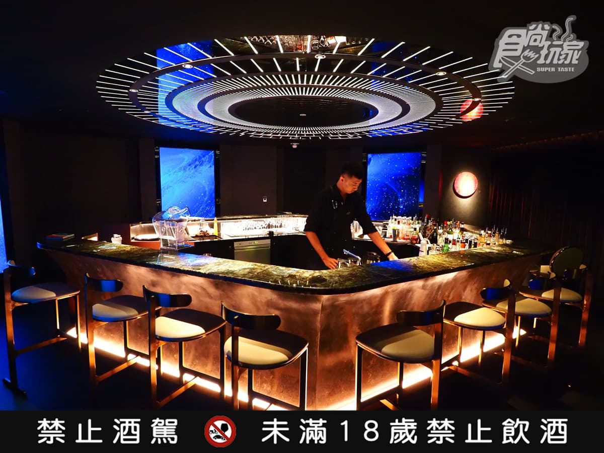 高雄隱藏版「太空艙酒吧」!超浮誇銀河造景,還能吃江振誠牛肉麵配獺祭 高雄隱藏版「太空艙酒吧」!超浮誇銀河造景,還能吃江振誠牛肉麵配獺祭