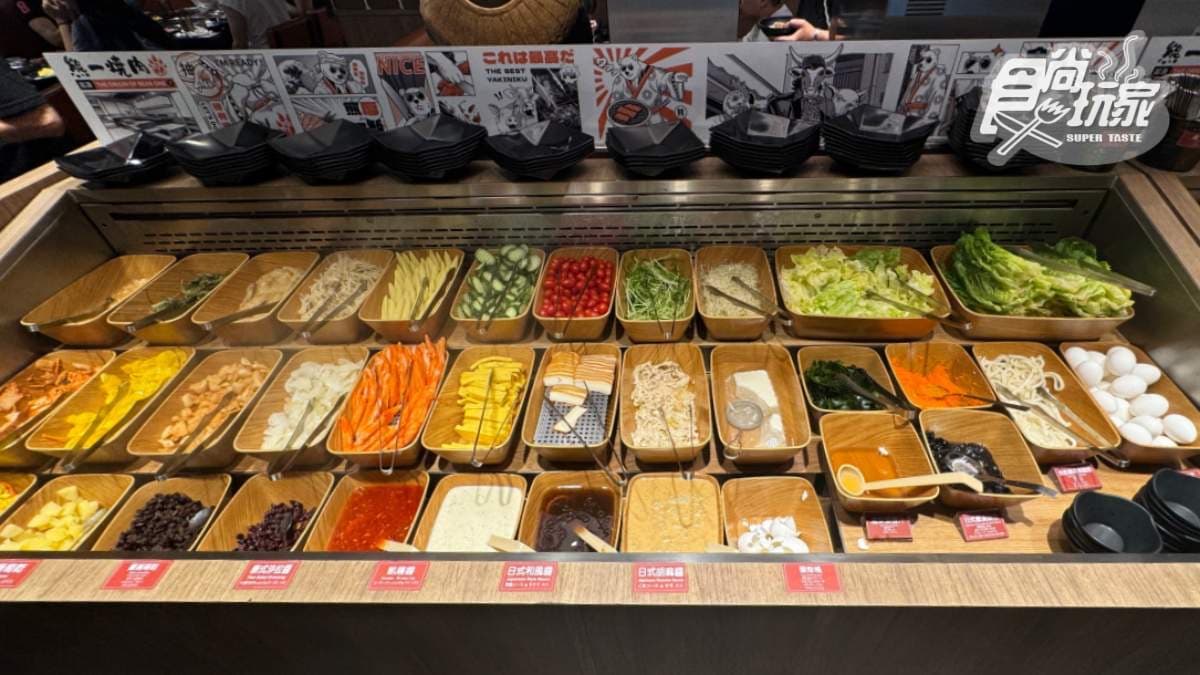 生菜沙拉吧有多種野菜、漬物可以配燒肉解解膩，也能自製溫泉蛋烏龍涼麵唷！