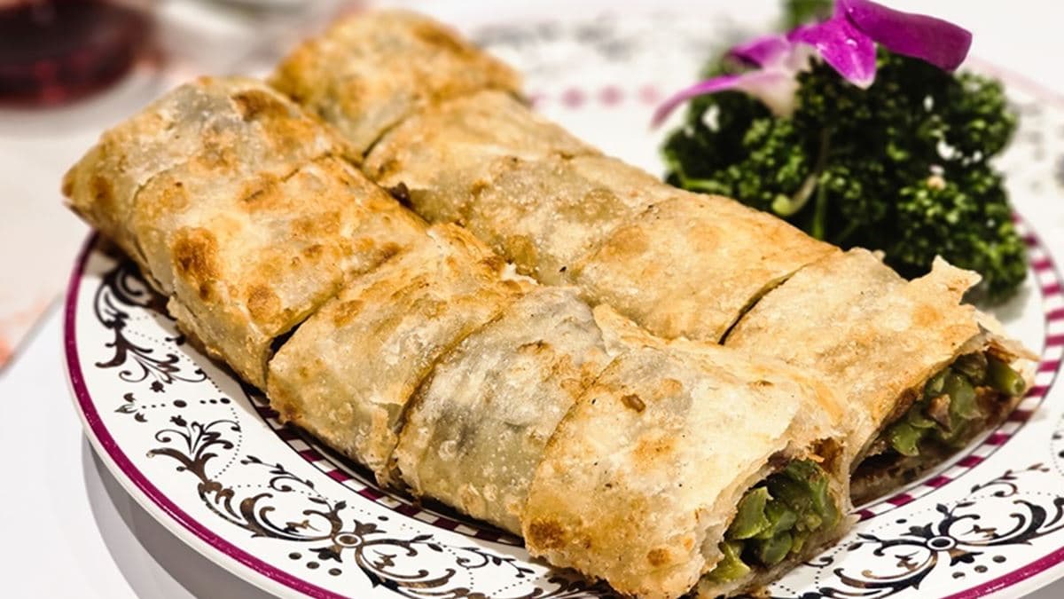 「牛肝菌捲餅」外皮微酥不油，嚼起來麵香十足。（圖片來源：艾妮可美味人生）