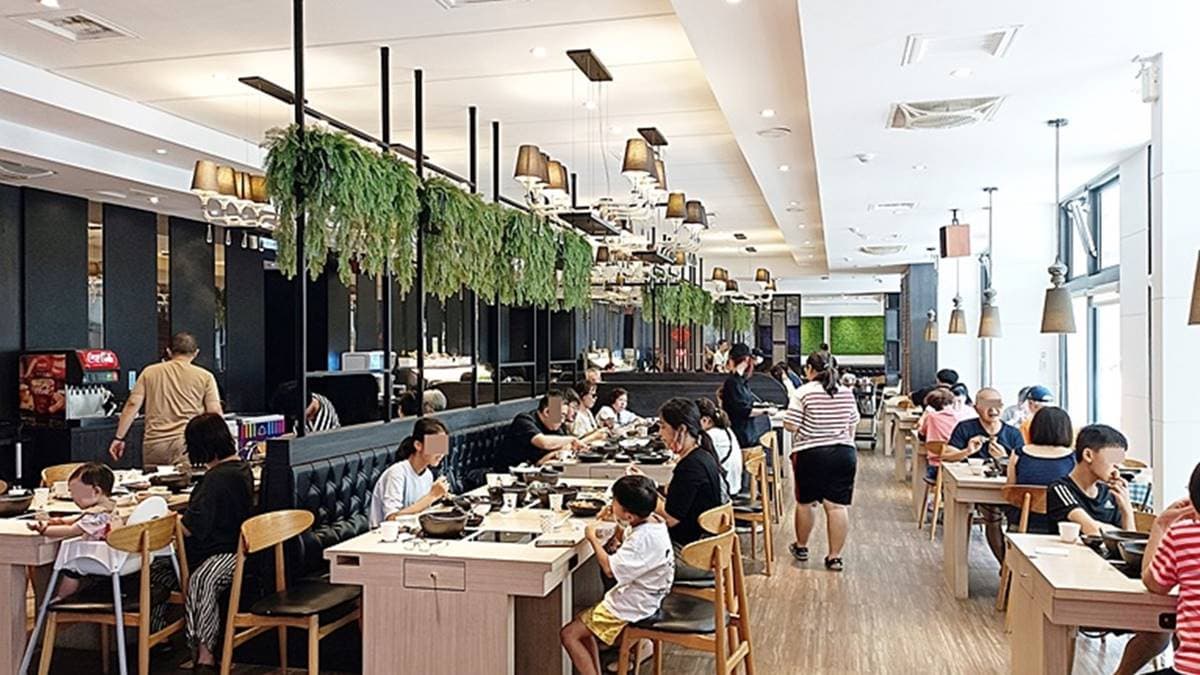 餐廳環境寬敞舒適，採光良好視覺很加分。（圖片來源：商妮吃喝遊樂）