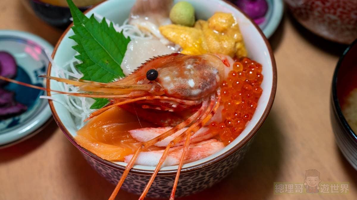 超豪華海鮮丼飯推薦必吃！（圖片來源：傳說中的挨踢部門）