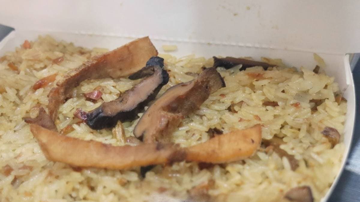 除了芋粿巧以外，油飯也是招牌商品。（圖片來源：老爺爺與小老婆）