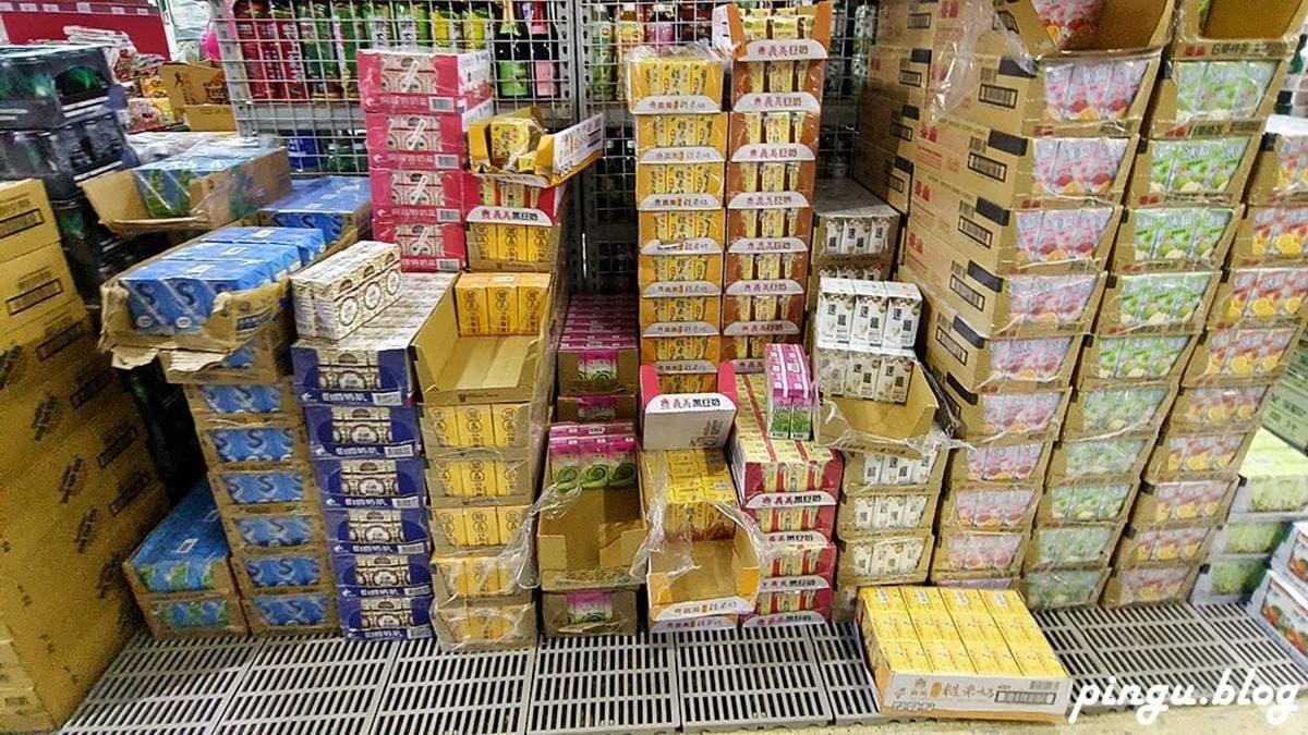 飲料選擇也超多，大家都是整箱整箱在搬。（圖片來源：小企鵝生活趣）