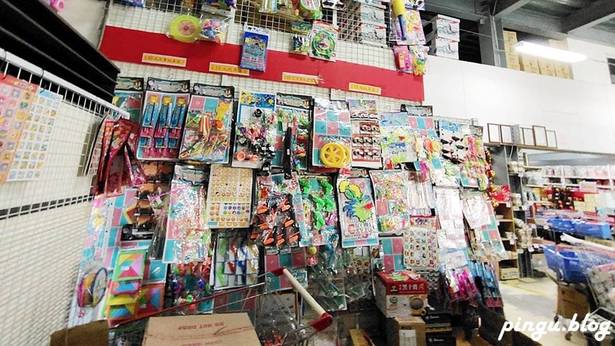 小朋友最愛的玩具，這邊也都有販售。（圖片來源：小企鵝生活趣）