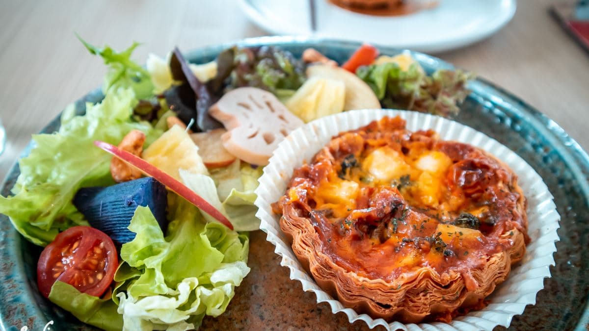 「野菇鹹派」，用了香菇、秀珍菇、杏鮑菇、蘑菇混料充填。（圖片來源：NICO&妮喃小語）
