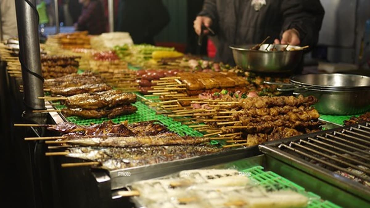 嘉義夜市可以逛逛6000坪的「嘉樂福夜市」，其中必吃這家「嘉樂福碳烤」。