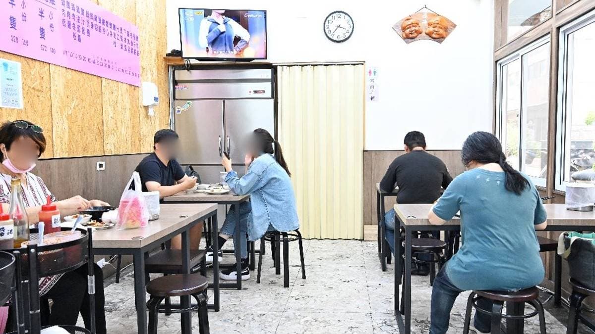 內用區空間寬敞、燈光明亮，環境也很乾淨，還有冷氣開放。（圖片來源：糖糖‘s 享食生活）