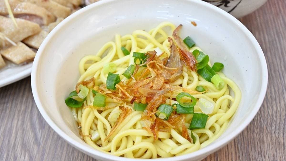 「鵝油蔥麵」單純淋上鵝油，再撒上些許紅蔥頭及青蔥增添香氣就很讚。（圖片來源：糖糖‘s 享食生活）