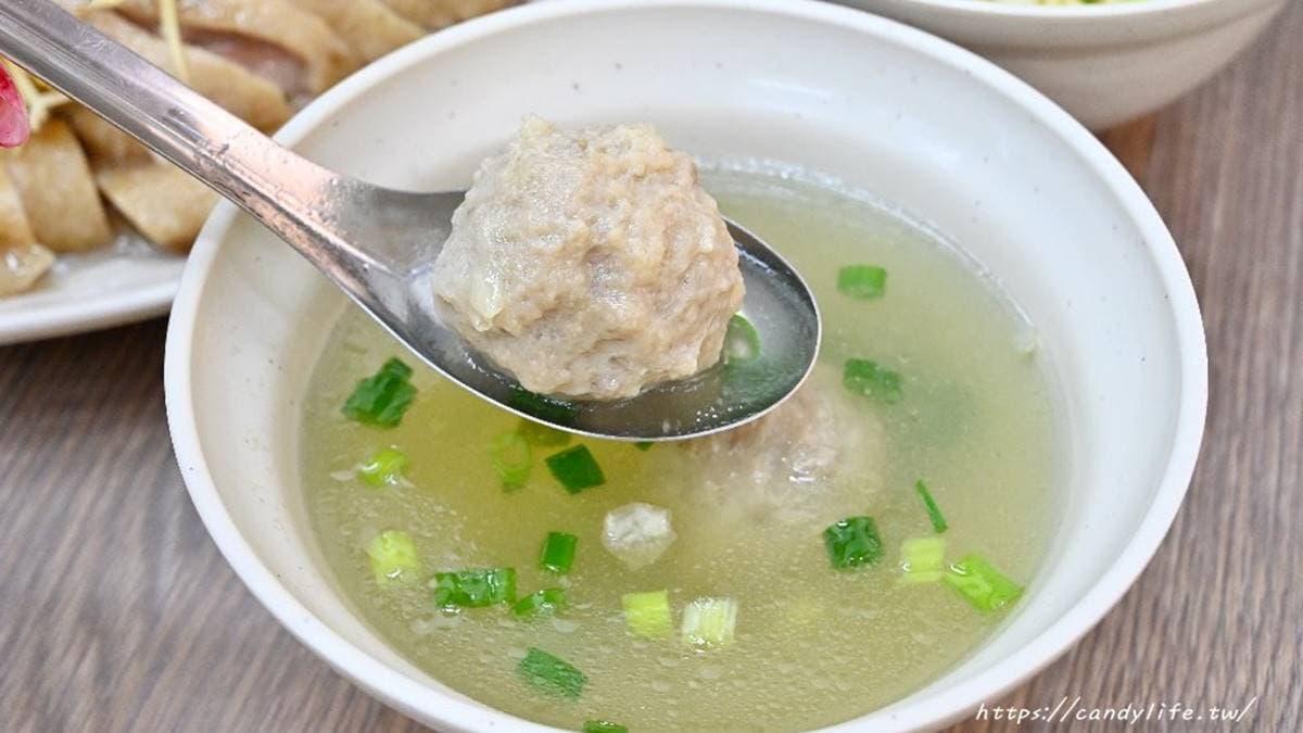 「貢丸湯」是採用手工肉丸，口感比較軟嫩，肉香味也較濃厚。（圖片來源：糖糖‘s 享食生活）