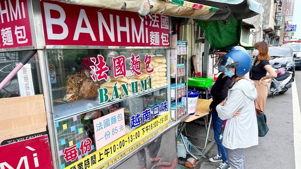 攤位就擺設在馬路邊，排隊之餘也要多留意安全！（圖片來源：熱血玩台南。跳躍新世界）