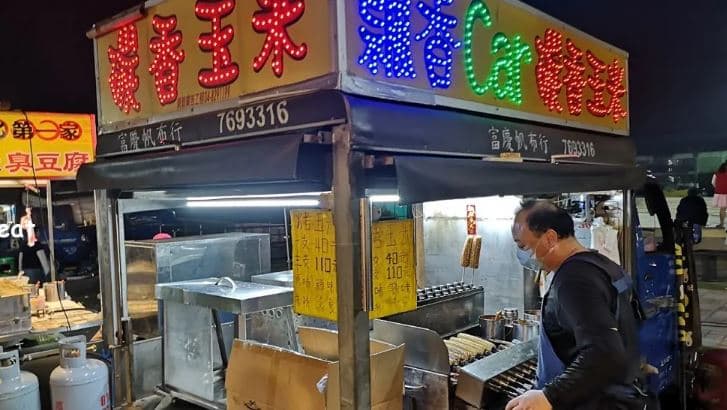 ▲田尾公路花園夜市烤玉米。（圖片來源：愛伊特）
