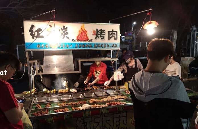 ▲田尾公路花園夜市烤肉攤位。（圖片來源：愛伊特）