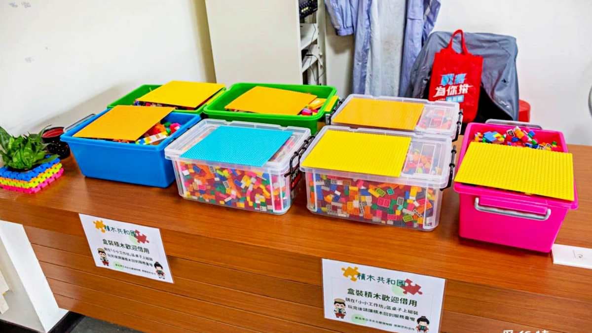 櫃檯就有提供借用的盒裝小積木。（圖片來源：愛伯特吃喝玩樂全記錄）