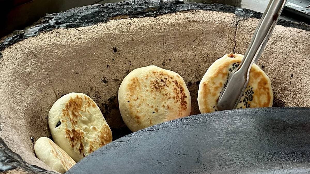 接著放入烤爐貼壁再烤一下，餅皮香氣會更加分。（圖片來源：跟著Donna一起吃喝玩樂）