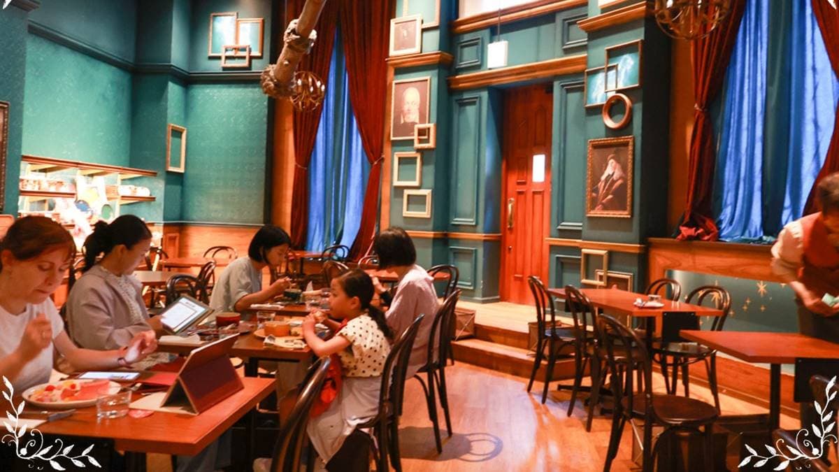 咖啡廳的裝潢充滿了魔法元素。（圖片來源：洛基小聿媽）