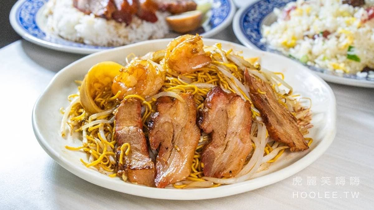「廣州炒麵」用料豐富，吃得到鮮蝦、花枝及鹹甜香醇的蜜汁叉燒。（圖片來源：虎麗笑嗨嗨）