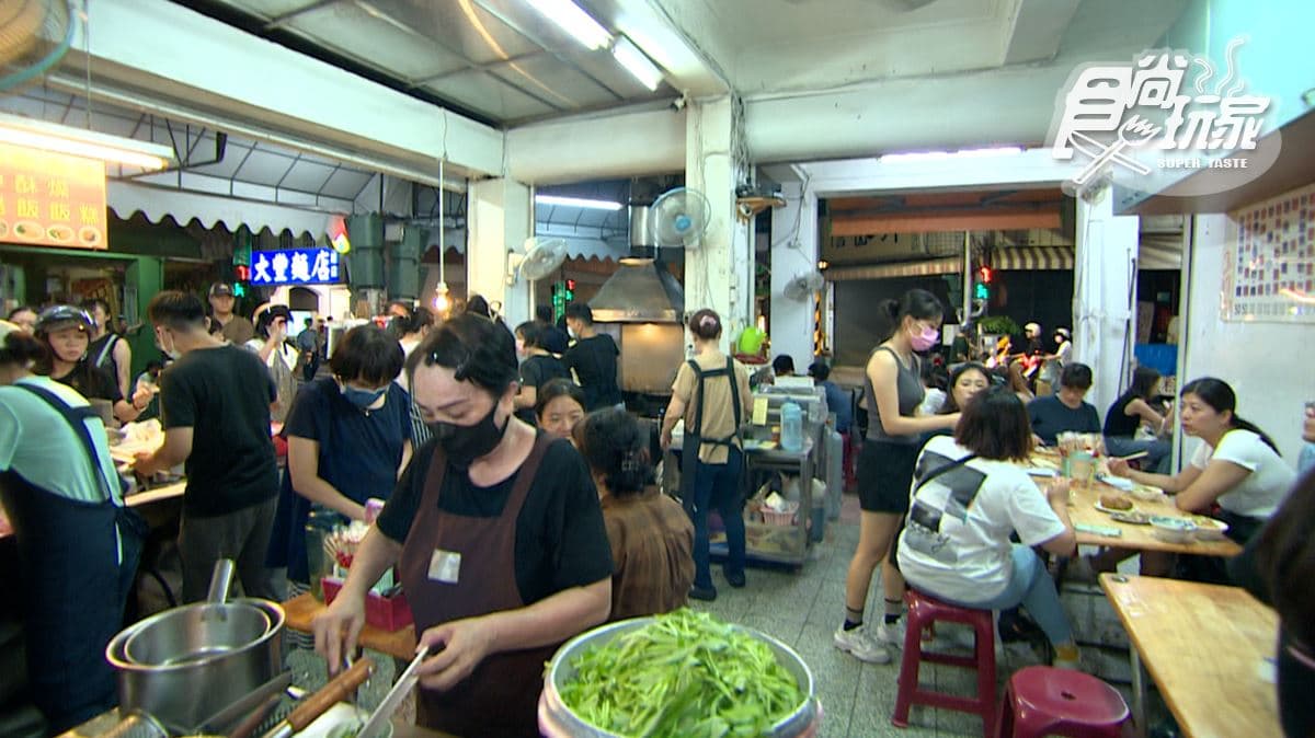 店家生意很好，營業到晚上人潮還是很多。
