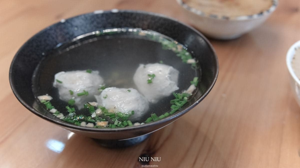 「虱目魚丸湯」不死鹹還有韭菜的香氣。（圖片來源：妞妞幸福花園）