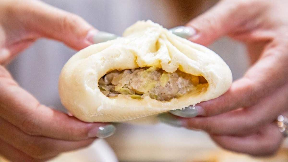 招牌必點的「湯包」，外觀就像包子，內餡是高麗菜和絞肉，湯汁豐富。（圖片提供：大手牽小手。玩樂趣）