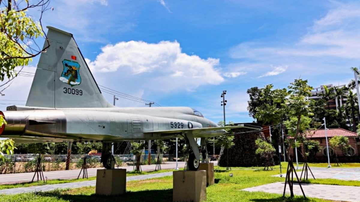 碉堡旁放置１架戰鬥機，親眼見到真的頗壯觀呀。（圖片來源：城市少女阿璇）