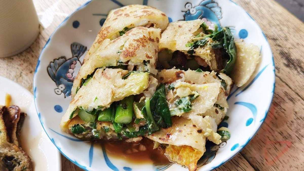「蘆筍鮭魚蛋餅」裡頭包入爽脆蘆筍，鹹香鮭魚表現很不錯。（圖片來源：DARREN蘋果樹旅遊玩樂誌）