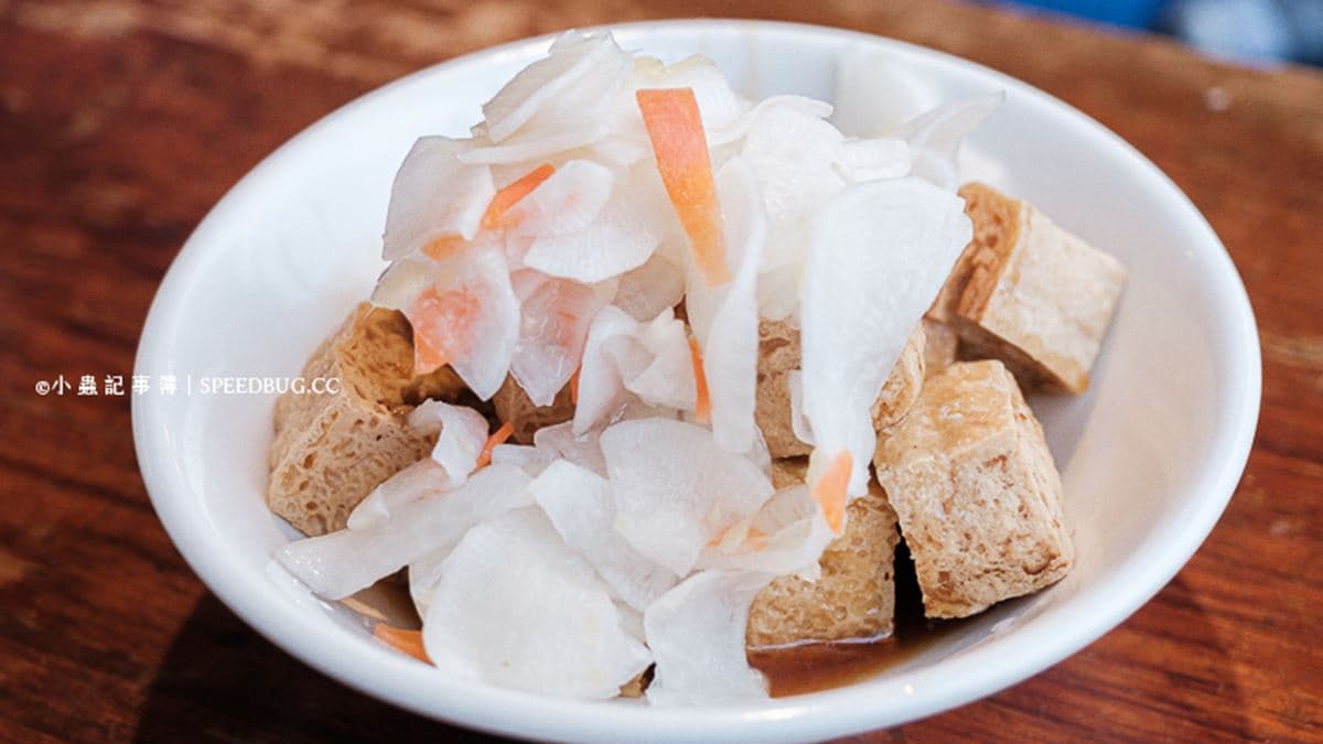 臭豆腐外層微酥內則鬆軟。（圖片來源：小蟲記事簿）